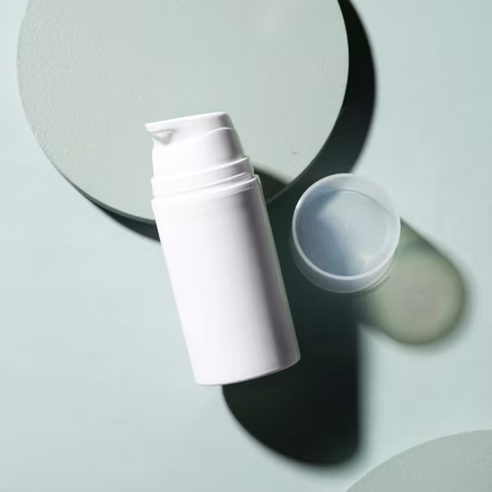 2022 新しい高級スタイルの化粧品包装カスタム白いエアレス ボトル